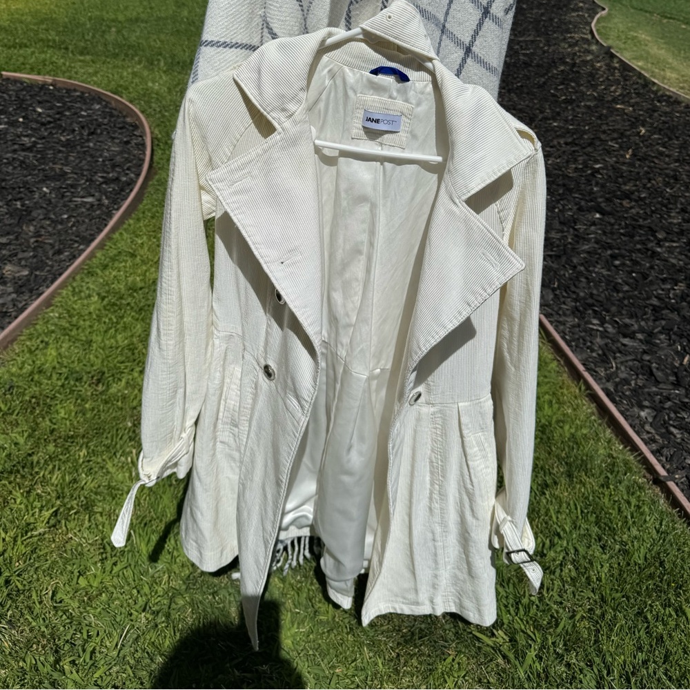 Make an offer 💕Really cute lightly skirted white belted coat✨